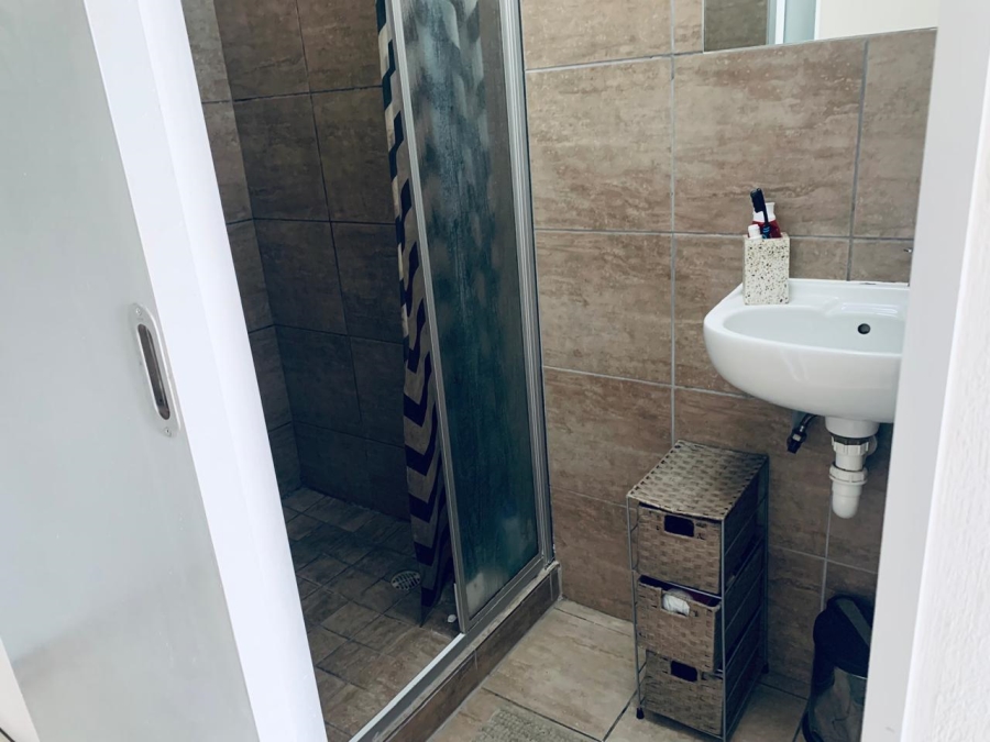 To Let 1 Bedroom Property for Rent in Zonnebloem Western Cape